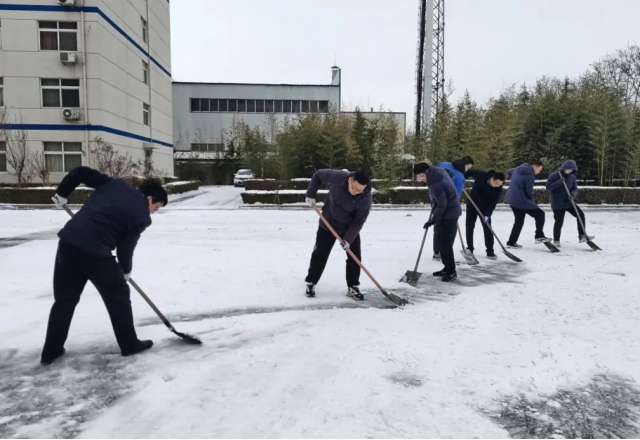 以雪为令迅速集结，清冰除雪确保畅通